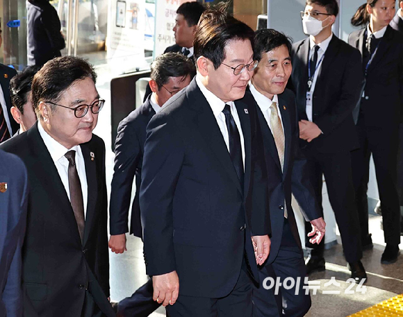 이재명 대통령이 4일 오전 서울 여의도 국회에서 열린 2026년도 예산안 및 기금운용계획안 대통령 시정연설에 참석하며 우원식 국회의장과 인사하고 있다. [사진=국회사진기자단]