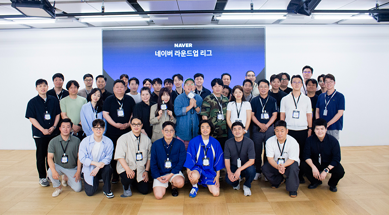 지난 17일 경기 성남시 네이버 '1784' 사옥에서 '라운드업 리그' 1기 참여 브랜드 20개가 투자사와 첫 네트워킹을 진행하고 기념 사진을 찍고 있다. [사진=네이버]