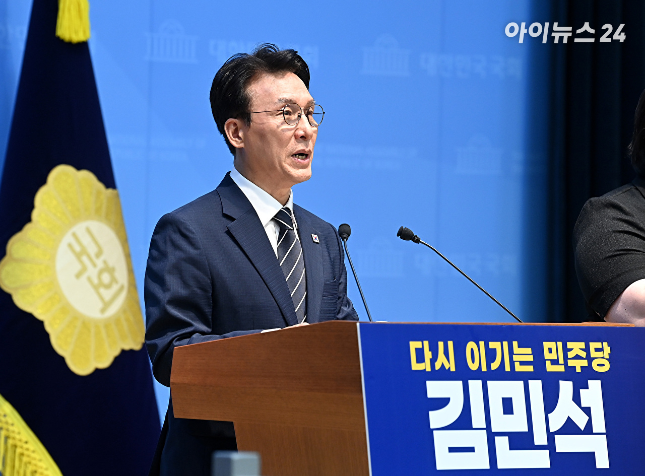 김민석 전 국무총리가 6일 서울 여의도 국회 소통관에서 더불어민주당 당대표 출마 선언 기자회견을 하고 있다. [사진=곽영래 기자]