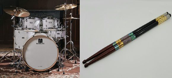 일본을 방문 중인 이재명 대통령이 친교 행사에서 다카이치 사나에 일본 총리에게 한국산 드럼과 드럼 스틱 세트를 선물했다. [사진=청와대]