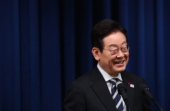 이재명 대통령이 12·3 비상계엄 사태 1주년인 3일 서울 용산 대통령실에서 '빛의 혁명 1주년 대국민 특별성명'을 발표한 뒤 취재진 질문에 답하고 있다. 2025.12.3 [사진=연합뉴스]