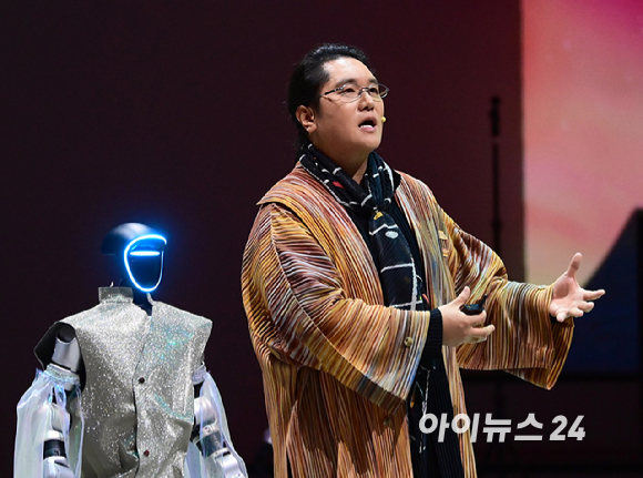 21일 오후 서울 강동구 고덕동에 위치한 로봇복합문화공간 'GALAXY ROBOT PARK'(갤럭시 로봇 파크) 그랜드 오픈 기자간담회가 열렸다. 최용호 갤럭시코퍼레이션 대표가 인사말을 하고 있다. [사진=정소희 기자]