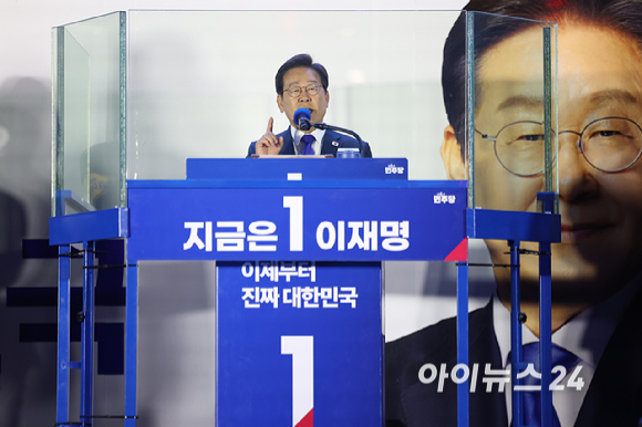 이재명 대통령 후보가 당선이 확실시된 후 4일 서울 여의도 국회앞에 마련된 더불어민주당의 국민개표방송시청 현장에서 지지자들에게 감사 인사를 하고있다. [사진=곽영래 기자]