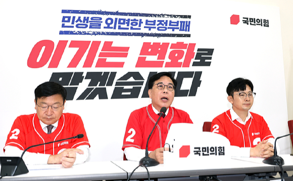 국민의힘 송언석 원내대표 겸 공동선거대책위원장이 1일 국회 원내대표실에서 6.3 지방선거 대국민 호소 기자간담회를 열고 있다. 2026.6.1 [사진=연합뉴스]