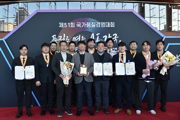 콜마비앤에이치가 19일 서울 코엑스에서 열린 제51회 국가품질경영대회에서 품질경쟁력우수기업에 선정됐다. [사진=콜마비앤에이치 제공]