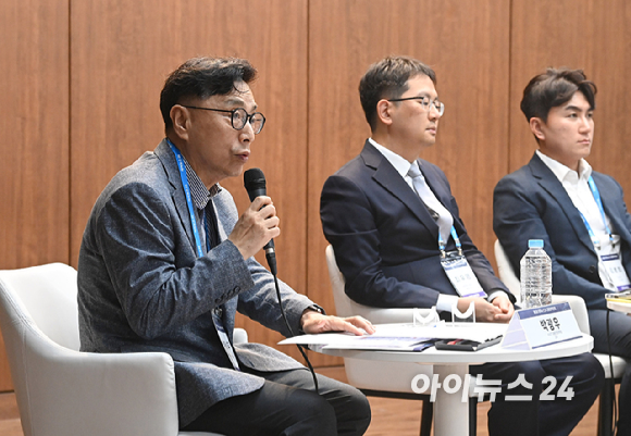 '제6회 아이뉴스24 금융정책포럼'이 '디지털자산기본법 이후, 한국 가상자산 시장의 새로운 질서'를 주제로 18일 서울 중구 은행회관 국제회의실에서 열렸다. 박광우 KAIST 금융전문대학원 교수가 좌장을 맡아 패널토론 시간을 진행하고 있다. [사진=곽영래 기자]