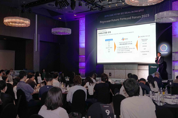 민광성 CJ대한통운 CBE(Cross Border Ecommerce) 영업팀장이 D2C 기반으로 해외 이커머스 시장 진출을 희망하는 셀러들에게 글로벌 물류 운영 전략을 소개하고 있다. [사진=CJ대한통운]