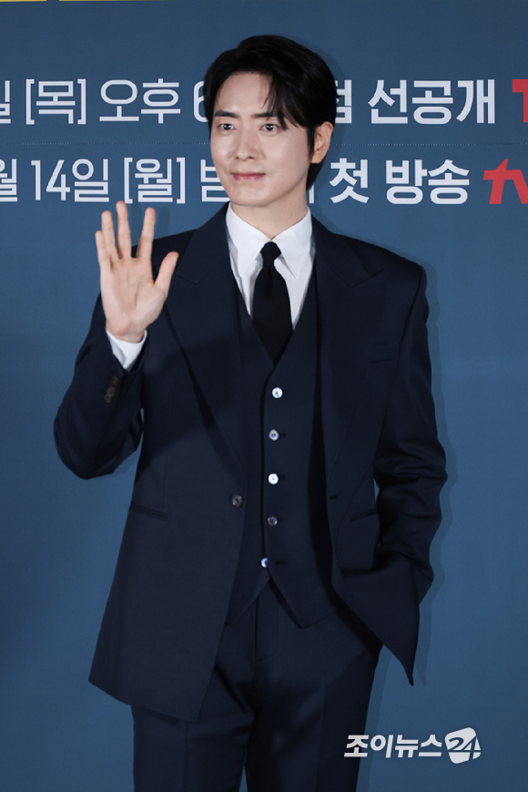 배우 오대환, 이준혁, 서현우가 8일 오전 서울 용산구 CGV 용산아이파크몰점에서 진행된 티빙 오리지널 '로또 1등도 출근합니다' 제작발표회에 참석해 포즈를 취하고 있다. [사진=문수지 기자]