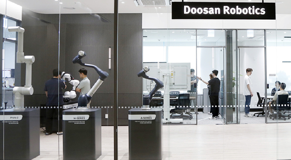 새롭게 조성된&nbsp;두산로보틱스 이노베이션 센터의 연구개발 인력들이 기술 및 제품에 대한 논의를 진행하고 있다. [사진=두산로보틱스]