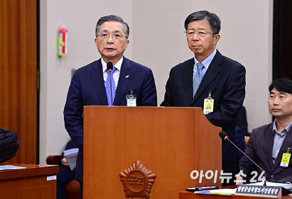 이한준 한국토지주택공사 사장과 임병용 GS건설 대표이사가 10일 오후 서울 여의도 국회에서 열린 국토교통위원회 국정감사에서 의원들의 질의에 답하고 있다. [사진=곽영래 기자]