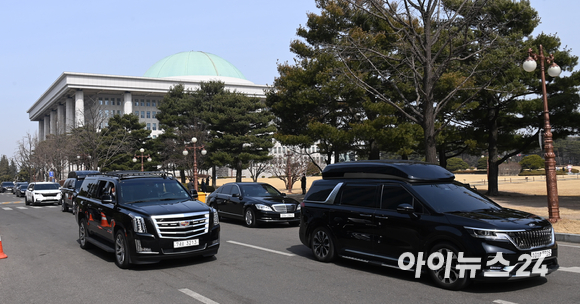 윤석열 대통령 당선인을 태운 차량이 10일 서울 여의도 국회도서관에서 기자회견을 마친 후 당사로 이동하고 있다. [사진=김성진 기자]