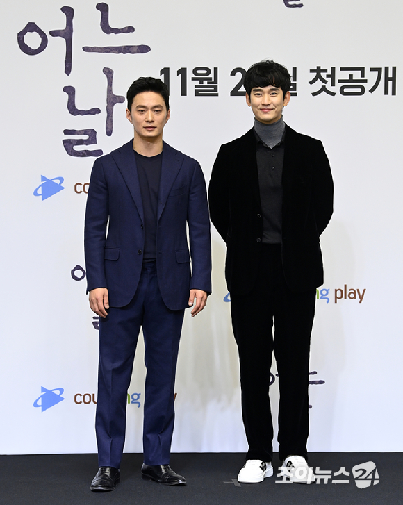 배우 김성규와 김수현이 26일 오후 서울 영등포구 여의도동 콘래드 호텔에서 진행된 쿠팡플레이 시리즈 '어느 날' 제작발표회에 참석해 포즈를 취하고 있다. [사진=김성진 기자]