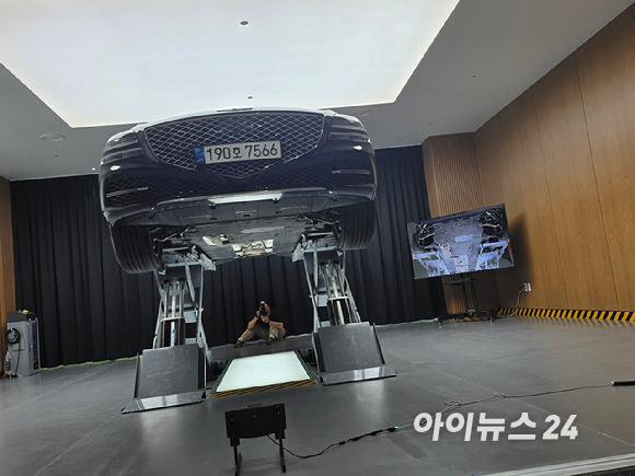 차량이 '하부 스캔 장비'를 지나고 있다. [영상=김종성 기자]