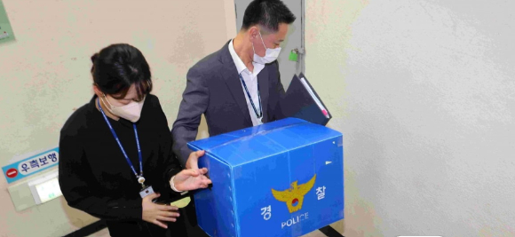 9일 인천경찰청 반부패경제범죄수사대 수사관들이 인천시청 압수수색을 마친 뒤 압수품을 들고 이동하고 있다. [사진=연합뉴스]