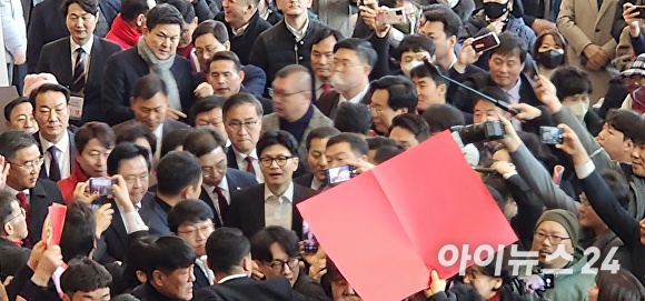  한동훈 국민의힘 비상대책위원장이 지난 10일 경남도당 신년인사회가 열린 창원컨벤션센터에 수많은 지지자들의 환영을 받으며 행사장에 입장하고 있다. [사진=임승제 기자] 