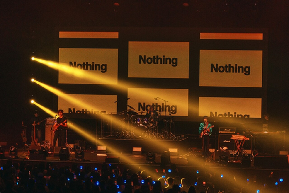 씨엔블루 정용화가 2026 CNBLUE LIVE WORLD TOUR '3LOGY' IN OCEANIA(2026 씨엔블루 라이브 월드 투어 '쓰릴로지' 인 오세아니아) 공연에서 팬들을 만나고 있다. [사진=FNC엔터테인먼트]