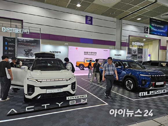 BYD코리아는 25일 서울 코엑스에서 열리는 'EV트렌드코리아 2026'에서 부스를 마련하고 '씨라이언 6 DM-i'를 선보였다. [사진=설재윤 기자]