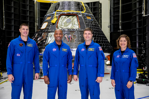 유인 달 궤도 탐사 프로젝트 임무를 맡은 아르테미스 II 로켓과 오리온 우주선이 발사대에 우뚝 섰다. [사진=NASA]