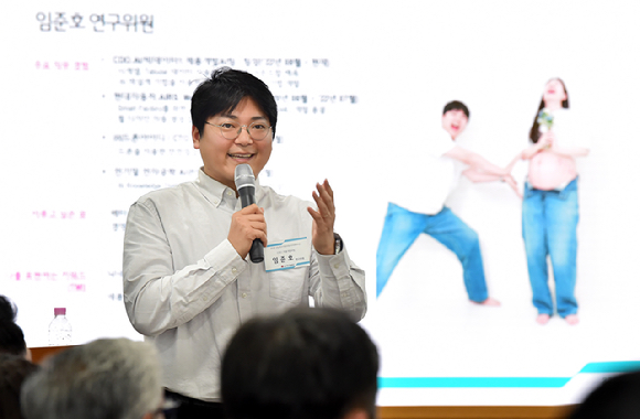 14일 LG에너지솔루션 대전 기술연구원에서 '2026년 신규 연구전문위원 선임'을 기념해 참석자들이 단체 기념촬영을 하고 있다. [사진=LG에너지솔루션]