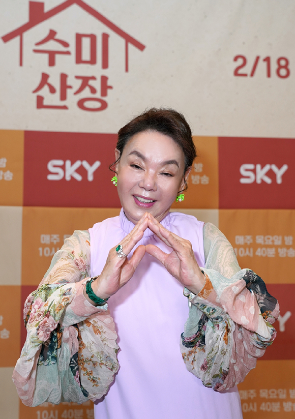 배우 김수미가 지난 2021년 2월 18일 온라인으로 진행된 SKY&KBS 새 예능프로그램 '수미산장' 제작발표회에 참석해 포즈를 취하고 있다. [사진=SKY&KBS]