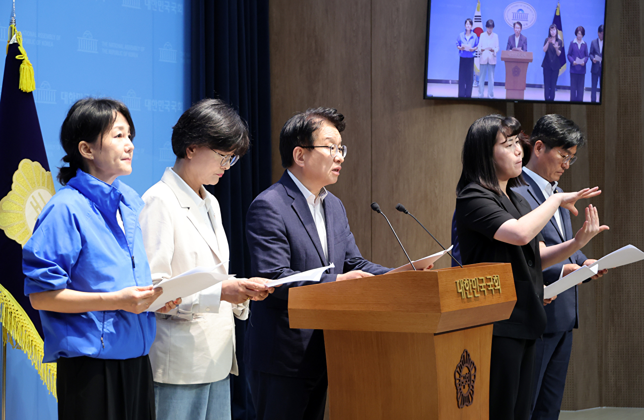 더불어민주당 김부겸 대구시장 후보 캠프 권칠승 공동선대위원장을 비롯한 대구 경북 출신 의원들이 1일 국회 소통관에서 김부겸 후보 지지를 호소하고 있다. 왼쪽부터 이재정, 임미애, 권칠승, 수어통역, 한정애, 박해철 의원. 2026.6.1 [사진=연합뉴스]