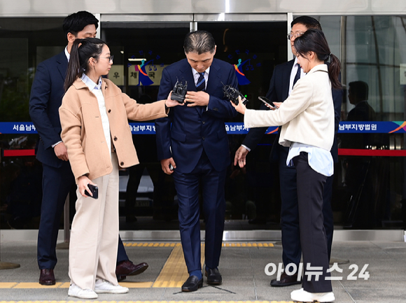 SM엔터테인먼트 시세 조종 혐의를 받고 있는 김범수 카카오 창업주 겸 경영쇄신위원장이 21일 오전 열린 1심 선고공판에서 무죄를 받고 법원을 나서고 있다. [사진=정소희 기자]