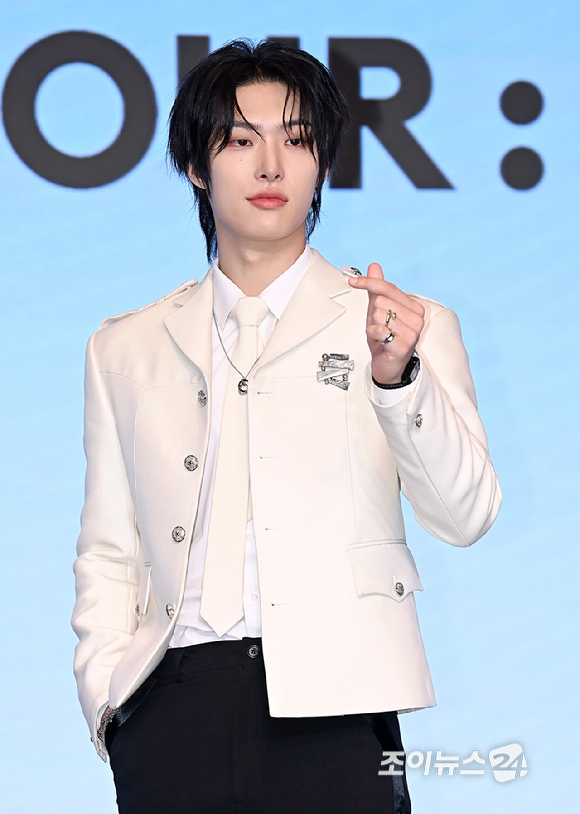 그룹 에이티즈 민기가 12일 오후 서울 마포구 호텔 나루 서울 엠갤러리에서 열린 미니 12집 '골든 아워 : 파트 3'(GOLDEN HOUR : Part.3) 앨범 발매 기념 기자간담회에서 포즈를 취하고 있다. [사진=곽영래 기자]
