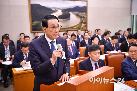 노동진 수산업협동조합중앙회장이 14일 오전 서울 여의도에서 열린 한국해양진흥공사, 수산업협동조합중앙회, 해양환경공단 등에 대한 국정감사에서 업무보고를 하고 있다. [사진=곽영래 기자]