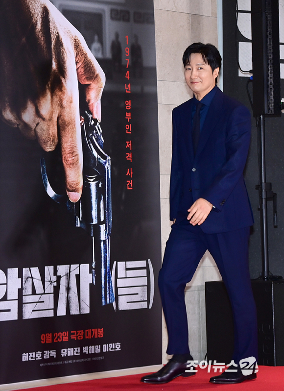 배우 박해일이 21일 서울 송파구 롯데시네마 월드타워에서 열린 영화 '암살자(들)'(감독 허진호) VIP 시사회에 참석하고 있다. [사진=정소희 기자]