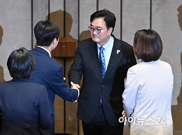 우원식 국회의장이 8일 서울 여의도 국회에서 열린 본회의에서 산회 선포 후 의원들과 인사를 나누고 있다. [사진=곽영래 기자]