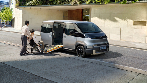 기아 'PV5 WAV'에 교통약자가 탑승하는 모습. [사진=기아]