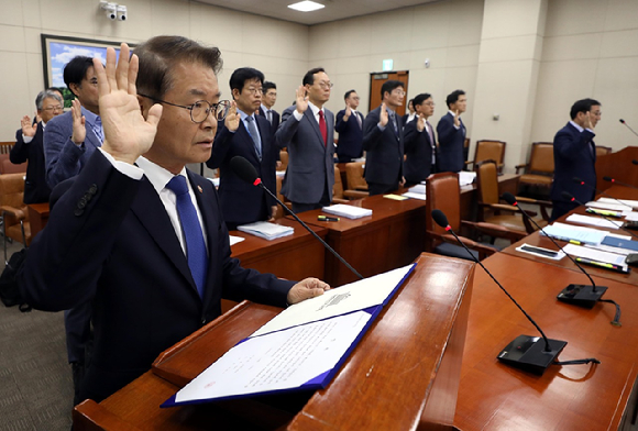 이정식 고용노동부 장관이 12일 오전 서울 여의도 국회에서 열린 환경노동위원회 국정감사에서 증인 선서를 하고 있다. [사진=뉴시스]