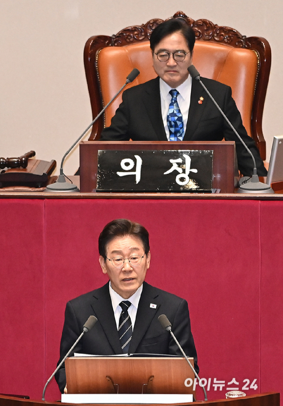 이재명 대통령이 2일 서울 여의도 국회 본회의장에서 중동 사태 대응 등을 위한 추가경정예산안에 대한 시정연설을 하고 있다. [사진=곽영래 기자]