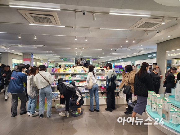 서울 한 올리브영 매장에서 고객들이 화장품을 고르고 있는 모습. [사진=구서윤 기자]