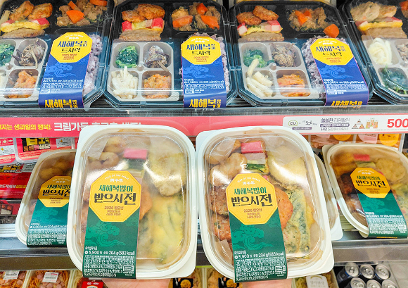 편의점 업계가 명절 연휴를 맞아 관련 간편식을 잇따라 내놓았다. 사진은 편의점 CU에서 판매하는 명절 도시락. [사진=BGF리테일]