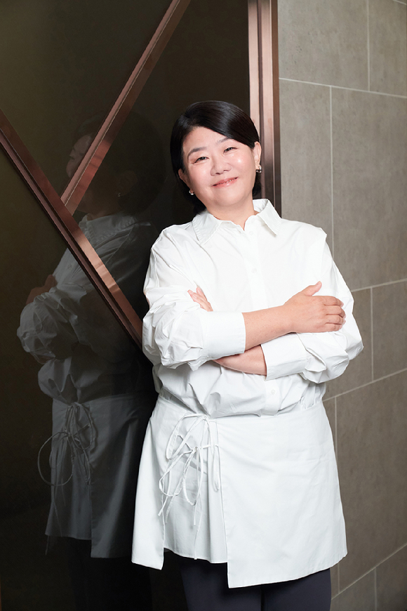 배우 이정은이 영화 '경주기행' 인터뷰에 앞서 포즈를 취하고 있다. [사진=롯데엔터테인먼트]