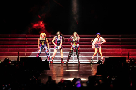2NE1이 마카오 더 베네시안 아레나에서 '2024-25 2NE1 ASIA TOUR [WELCOME BACK] IN MACAO'를 열고 무대를 선보이고 있다. [사진=YG엔터테인먼트]