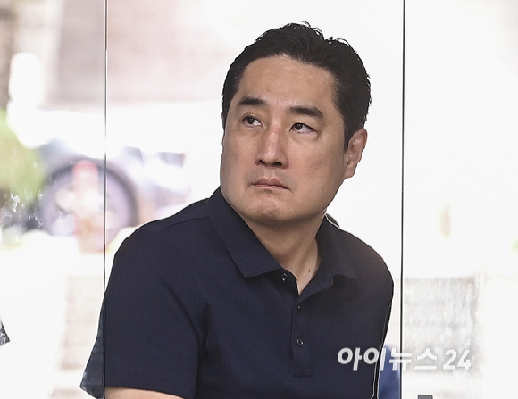 조국 조국혁신당 혁신정책연구원장 아들에 대한 명예훼손 혐의를 받는 강용석 변호사가 27일 오후 서울중앙지방법원에서 열린 1심 공판에 출석하고 있다. [사진=곽영래 기자]