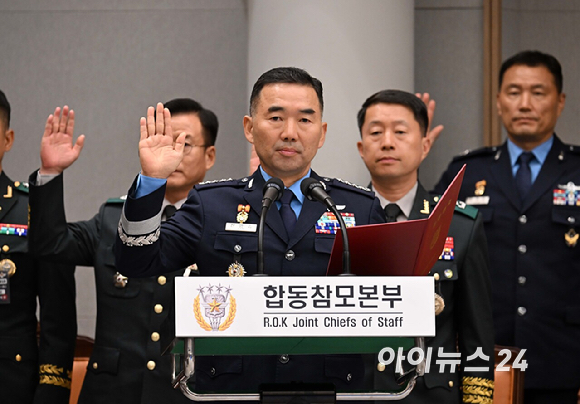 진영승 합동참모의장이 8일 오전 서울 용산구 국방부에서 열린 국회 국방위원회의 합동참모본부에 대한 국정감사에서 선서를 하고 있다. [사진=국회사진기자단 ]