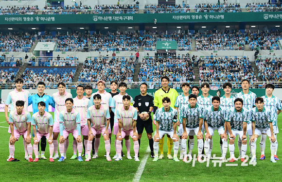 가수 임영웅이 12일 오후 대전광역시 대전월드컵경기장에서 열린 하나은행 자선축구대회 팀 히어로와 팀 기성용 경기에 팀 히어로 주장으로 참석하고 있다. [사진=정소희 기자]