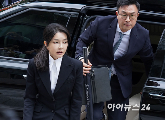윤석열 전 대통령의 부인 김건희 여사가 6일 서울 종로구 KT광화문빌딩 웨스트에 마련된 민중기 특별검사팀 사무실에 출석하기 위해 차량에서 내리고 있다. [사진=사진공동취재단]
