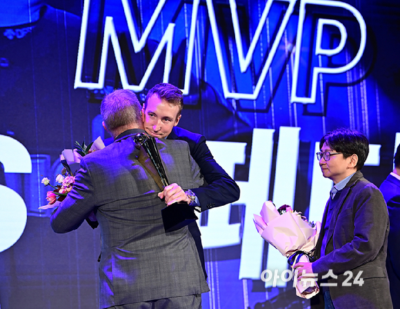 MVP를 수상한 NC 페디가 27일 오후 서울 중구 웨스틴 조선 서울에서 열린 '2023 KBO 시상식'에서 아버지와 포옹을 하고 있다. [사진=곽영래 기자]