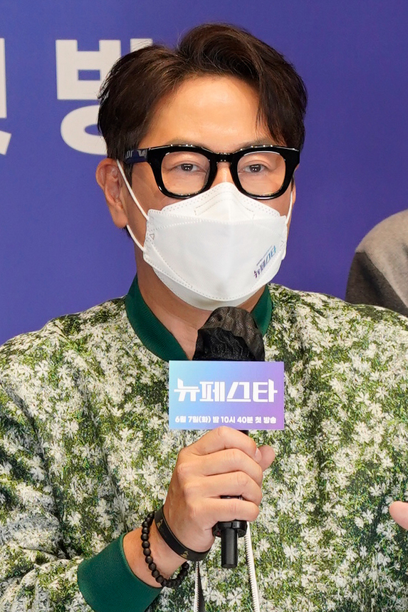 가수 윤종신이 7일 온라인으로 진행된 JTBC 신규 음악예능프로그램 '뉴페스타' 제작발표회에 참석해 소감을 말하고 있다. [사진=JTBC]