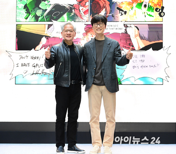 젠슨 황 엔비디아 최고경영자(CEO)가 8일 경기도 성남시 정자동에 위치한 네이버 1784 사옥에 방문해 이해진 네이버 의장과 인사하고 있다. [사진=정소희 기자]