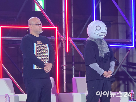 카미야 히데키(왼쪽) 클로버즈 스튜디오 대표, 요코 타로(오른쪽) 붓타로 대표가 13일 부산 벡스코 컨벤션홀에서 열린 지스타 게임 콘퍼런스 '지콘'에 참석하고 있다. [사진=박정민 기자]