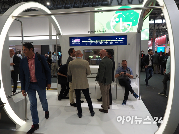 스페인 바르셀로나에서 개최된 유럽 최대 디스플레이 전시회 ‘ISE(Integrated Systems Europe) 2022’에서 LG전자 부스를 찾았다. 사진은 지하철을 구현한 모습 [사진=김문기 기자]