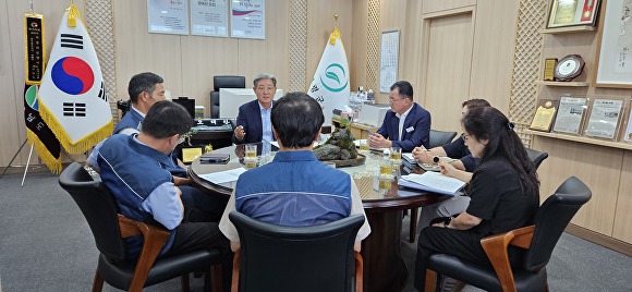  지난 9월 19일 오태완 경상남도 의령군수(왼쪽 세 번째)와 전국공무원노동조합의령군지부 임원들이 군수실에서 간담회를 갖고 있다. [사진=경상남도 의령군]