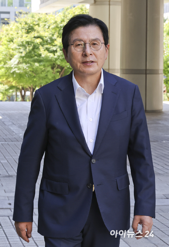 황교안 전 국무총리가 4일 서울 서초구 서울중앙지방법원에서 열린 내란선동 혐의 공판에 출석하고 있다. [사진=곽영래 기자]