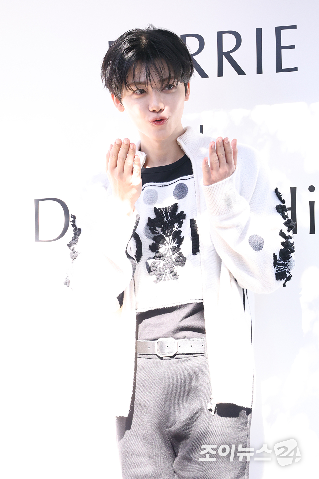 그룹 NCT 재민이 27일 오전 서울 강남구 논현동 리나갤러리에서 진행된 럭셔리 캐시미어 브랜드 배리 데미안 허스트 캡슐 컬렉션 출시 기념 행사에 참석해 포즈를 취하고 있다. [사진=문수지 기자]