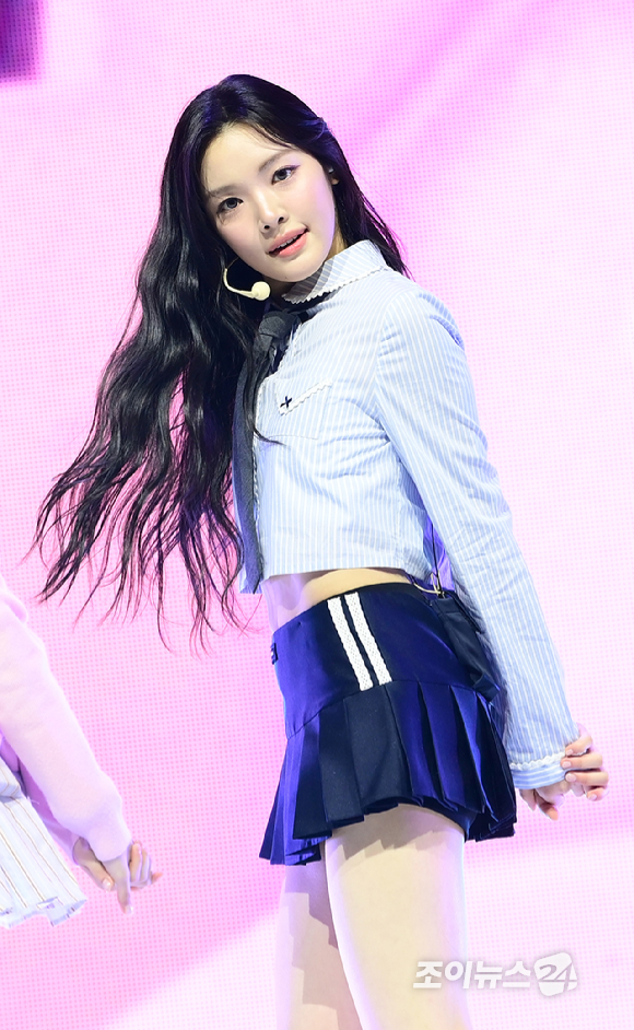 그룹 하츠투하츠 유하가 24일 오후 서울 광진구 예스24라이브홀에서 열린 하츠투하츠(Hearts2Hearts) 첫 번째 싱글앨범 '더 체이스' 발매 기념 쇼케이스에서 데뷔곡 '더 체이스' 무대를 선보이고 있다. [사진=정소희 기자]